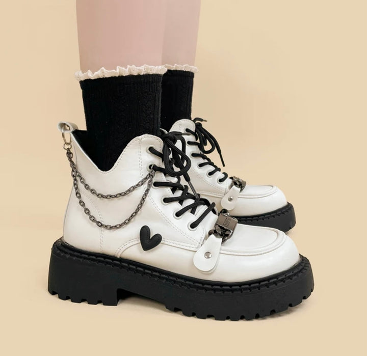 White Chain Boots - Sunlitsage